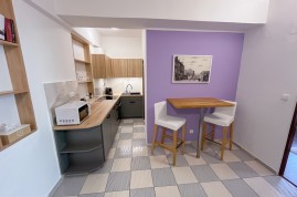 Apartmn . 8